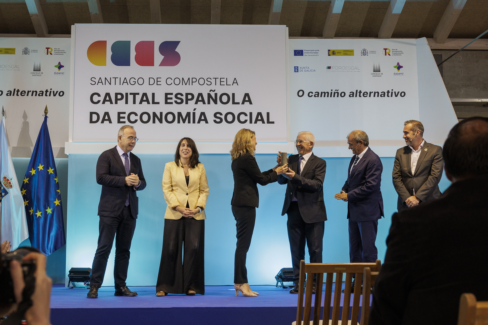 José Montes recibe o recoñecemento de mans de Yolanda Díaz